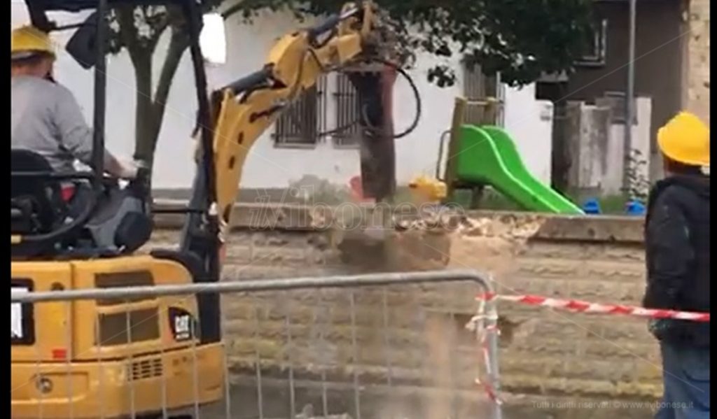 Il Comune di Vibo tira dritto, abbattuta parte del muro della Don Bosco – Foto/Video