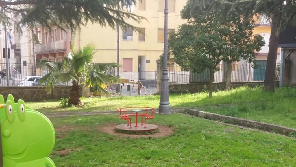 Il Comune di Vibo tira dritto, abbattuta parte del muro della Don Bosco – Foto/Video