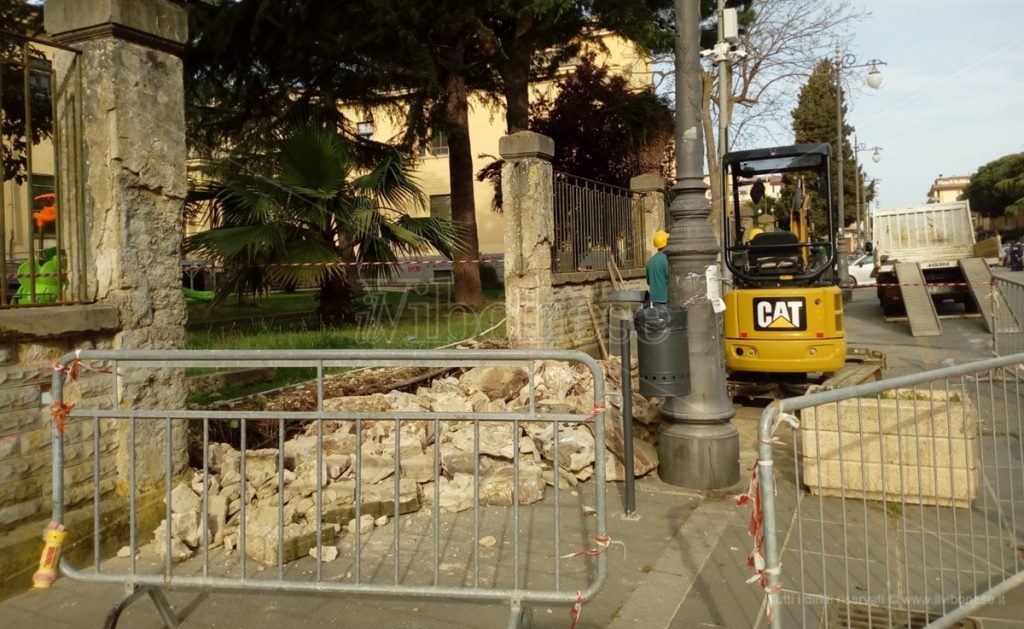 Il Comune di Vibo tira dritto, abbattuta parte del muro della Don Bosco – Foto/Video