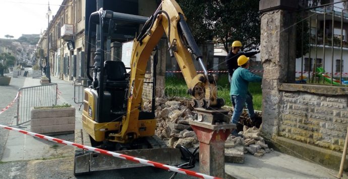 Il Comune di Vibo tira dritto, abbattuta parte del muro della Don Bosco – Foto/Video