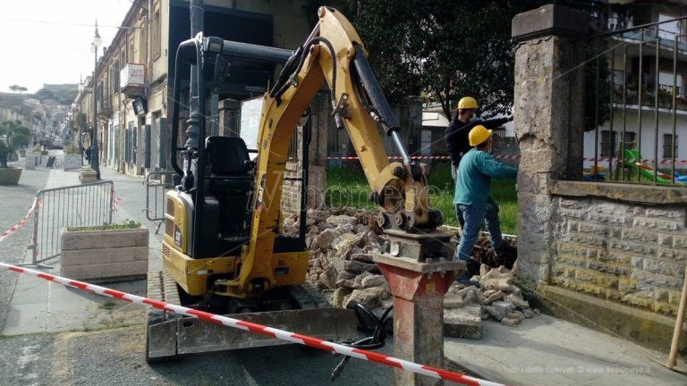 Il Comune di Vibo tira dritto, abbattuta parte del muro della Don Bosco – Foto/Video