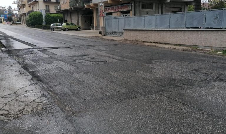 Mesiano: strada “colabrodo”, Provincia e Comune si rimpallano le responsabilità