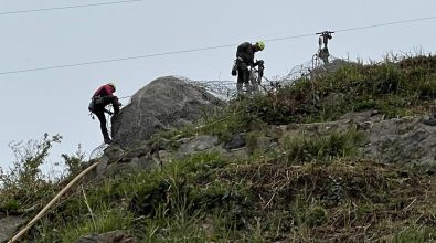 Statale 18 a rischio frana, in corso l’imbracatura dei massi sospesi