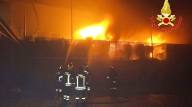 Incendio nella discarica di San Nicola da Crissa, i vigili del fuoco ancora sul posto