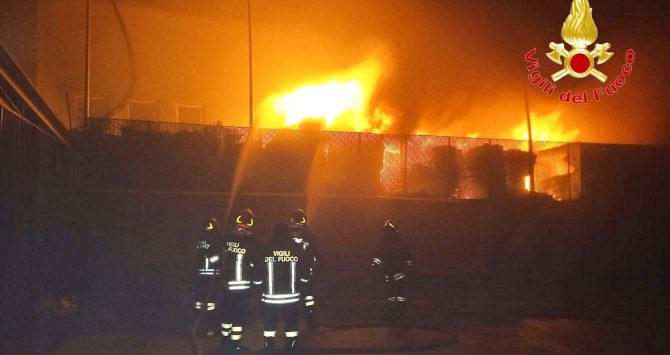 Incendio nella discarica di San Nicola da Crissa, i vigili del fuoco ancora sul posto