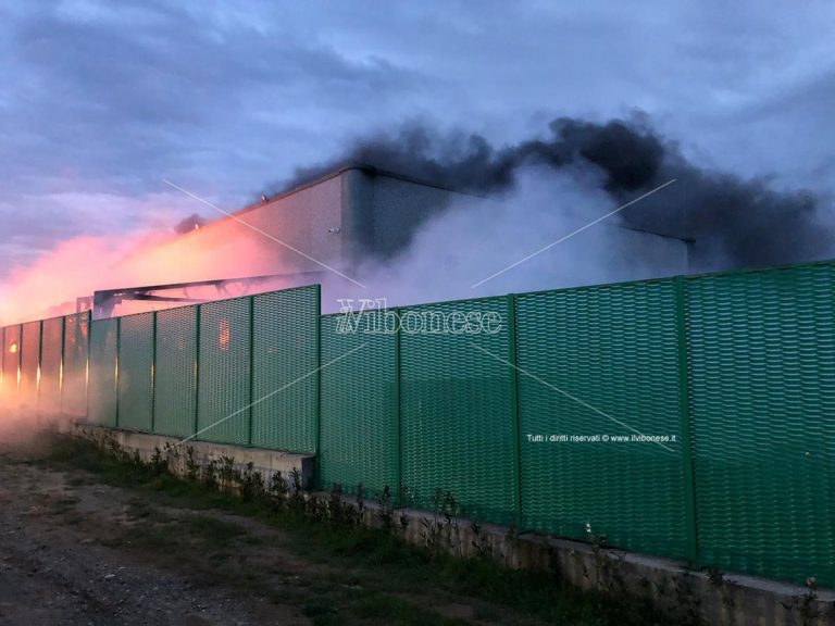 Incendio discarica a San Nicola da Crissa, il sindaco: «Pronti a dare una mano»