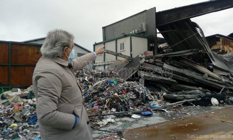 San Nicola da Crissa, in fumo il futuro di 40 famiglie: «Aiutateci a ricostruire la Stella del Sud» – Video