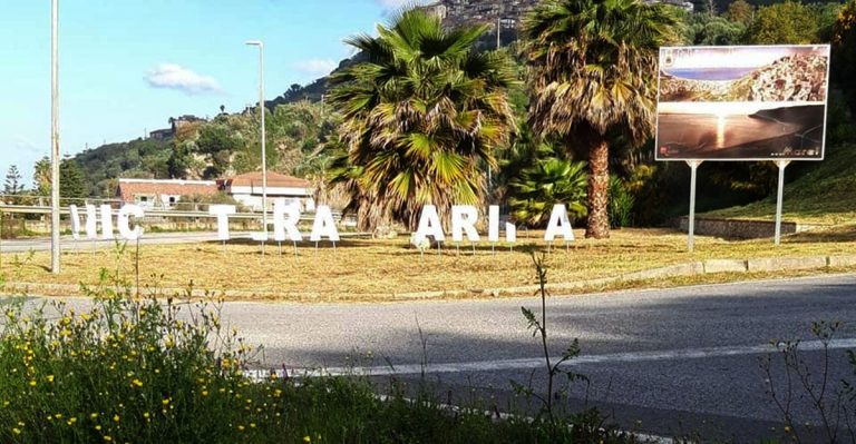 Nicotera, vandali contro l’insegna che dà il benvenuto alla Marina