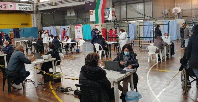 Covid, Città futura: «Vaccini ai commercianti e passaporto vaccinale»