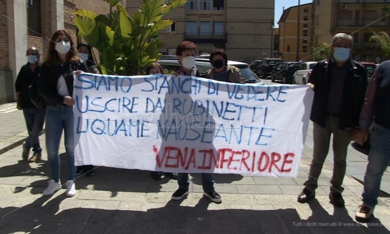 Vibo, rabbia dei cittadini per l’acqua non potabile a Vena Inferiore: «10 mesi e nulla è cambiato» – Video