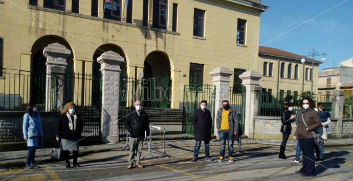 «Giù le mani dal nostro muro», anche la dirigente della Don Bosco al sit in contro l’abbattimento