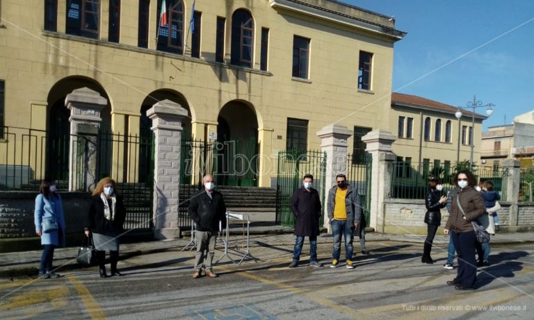 «Giù le mani dal nostro muro», anche la dirigente della Don Bosco al sit in contro l’abbattimento