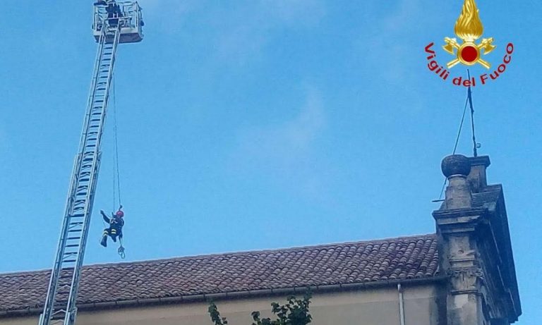 Vibo, tegole pericolanti sulla chiesa di San Giuseppe: intervento dei vigili del fuoco