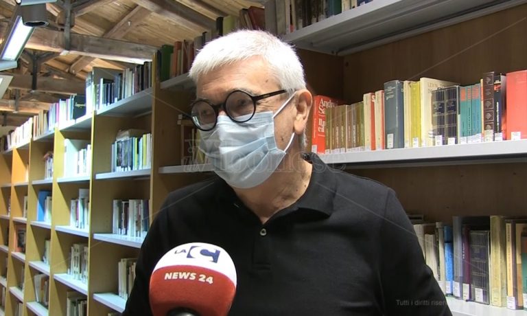 “Ambasciatore della lettura” ma rischia di restare senza… ambasciata -Video