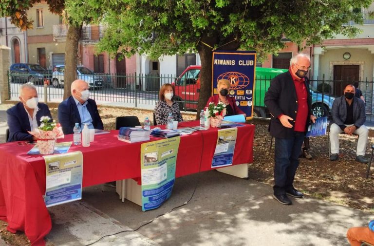 Rombiolo, il libro “Il giorno in cui Cattivirus finì KO” donato agli alunni