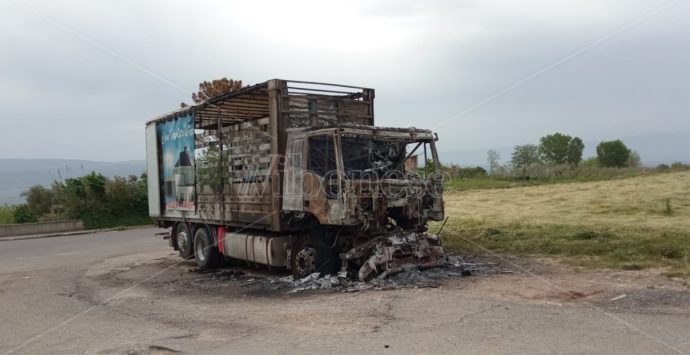 Intimidazione a Mileto: camion distrutto da un rogo