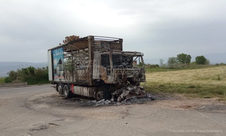 Intimidazione a Mileto: camion distrutto da un rogo