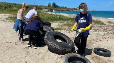 I volontari di Plastic Free liberano la spiaggia di Trainiti