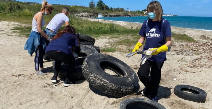 I volontari di Plastic Free liberano la spiaggia di Trainiti