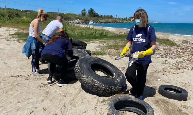 I volontari di Plastic Free liberano la spiaggia di Trainiti