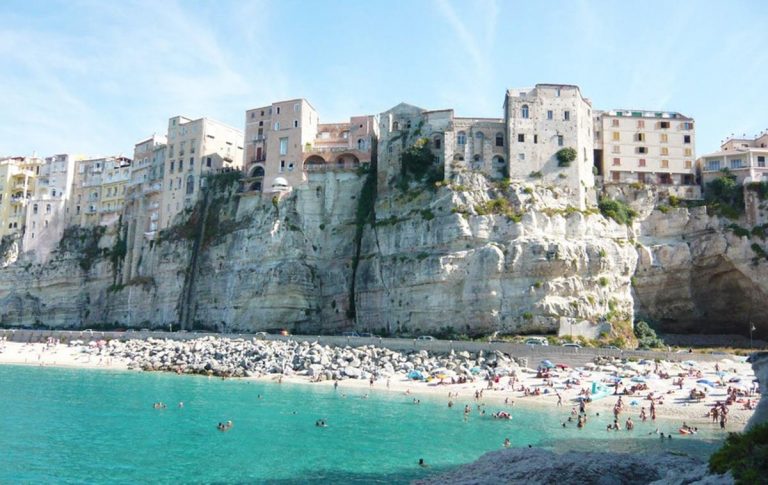 Affittano una casa vacanze a Tropea ma non esiste: truffati otto ventenni molisani