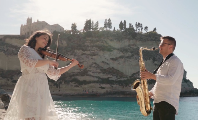 Violino e sax per celebrare le bellezze di Tropea, l’esibizione di due giovani vibonesi diventa virale -Video