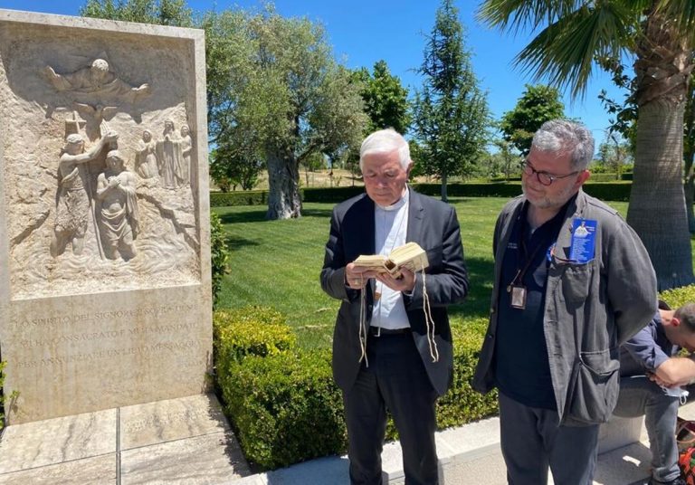 Monsignor D’Ercole e Spirlì in pellegrinaggio sulla tomba di Natuzza Evolo