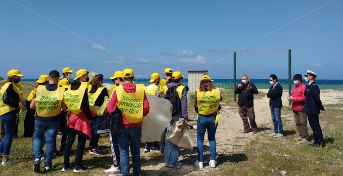 Spiagge pulite, a Nicotera gli alunni della scuola media in campo con Legambiente