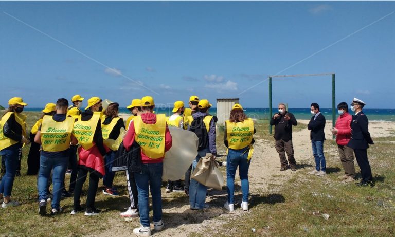 Spiagge pulite, a Nicotera gli alunni della scuola media in campo con Legambiente