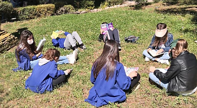 Letture all’aperto, successo per l’iniziativa della scuola De Amicis di Vibo