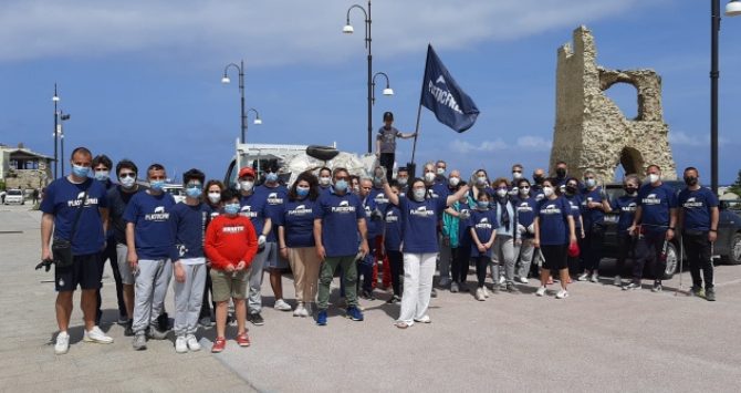 Giornata ecologica a Briatico, volontari Plastic free e residenti in campo per la pulizia della spiaggia