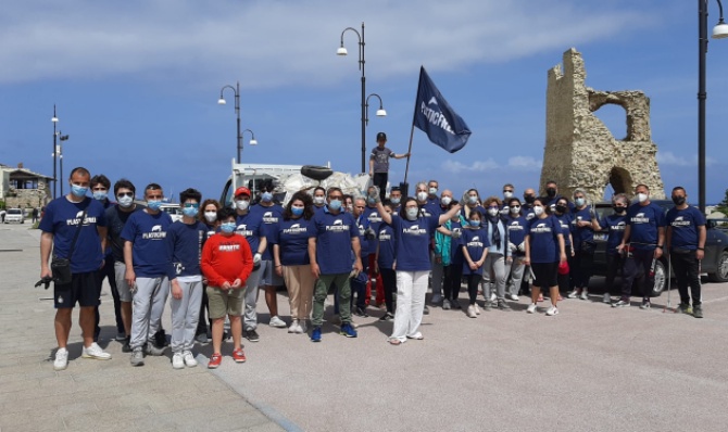 Giornata ecologica a Briatico, volontari Plastic free e residenti in campo per la pulizia della spiaggia