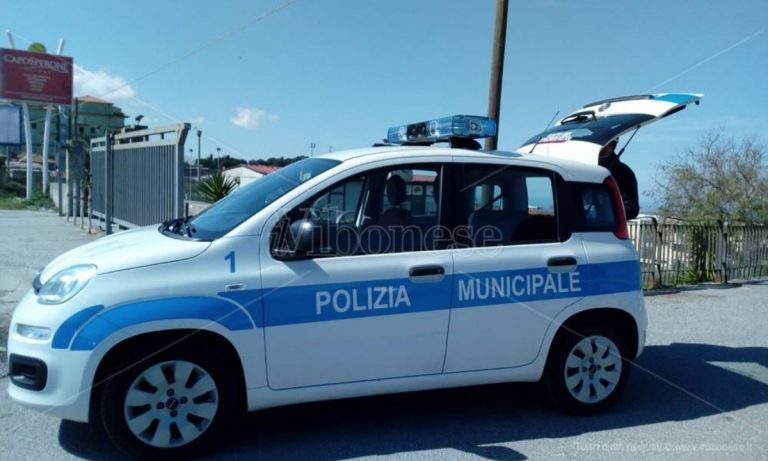 Vibo Valentia: la Polizia municipale chiude un bar abusivo