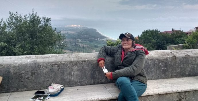 La storia di Elena, la senzatetto che risale a piedi la Calabria fa tappa a Nicotera