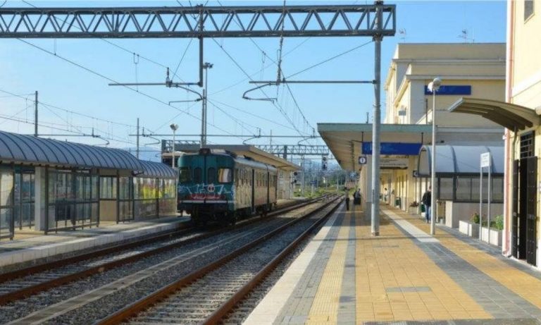 Caos treni in Calabria tra soppressioni e disagi, la protesta di Sinistra italiana