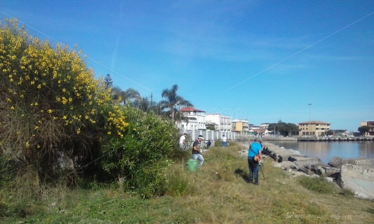 Vibo Marina, volontari in azione per pulire il lungomare Colombo