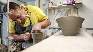 Arte e amore per la sua terra, da San Costantino le ceramiche di Raffaele conquistano l’Europa – Video