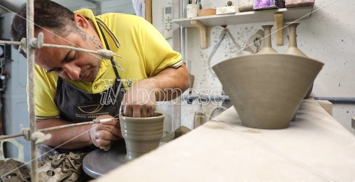 Arte e amore per la sua terra, da San Costantino le ceramiche di Raffaele conquistano l’Europa – Video