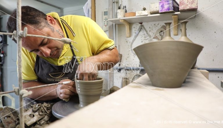 Arte e amore per la sua terra, da San Costantino le ceramiche di Raffaele conquistano l’Europa – Video