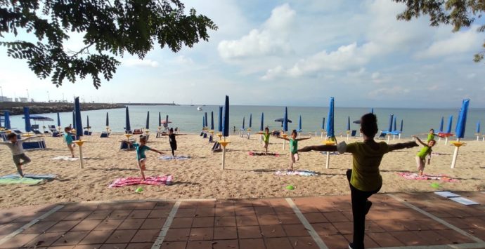 Vibo Marina, lezioni di ballo in spiaggia per il progetto danza “d’A…mare” – Video