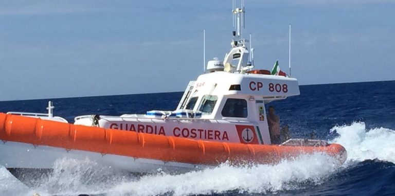 Turisti tratti in salvo dalla Guardia costiera nelle acque di Tropea