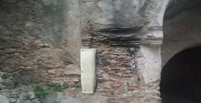Nicotera, vandali distruggono la targa del quartiere ebraico