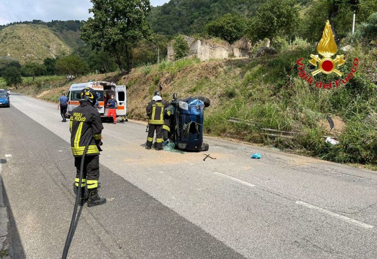 Parghelia, auto si ribalta lungo la statale 522