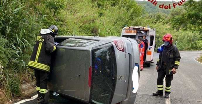 Auto si ribalta al bivio di Panaia, sul posto i vigili del fuoco