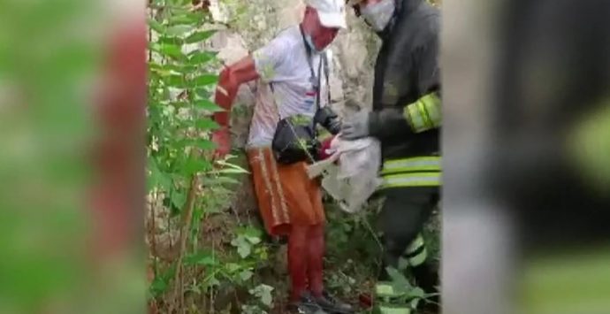 Turista ottantenne si perde tra Tropea e Parghelia: lo trova un passante – Video