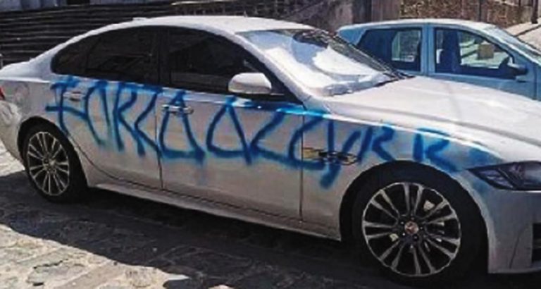 Raid vandalico a Filadelfia contro l’auto di un professionista