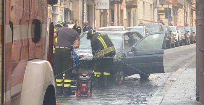 Auto in fumo in pieno giorno a Vibo, intervengono i vigili del fuoco – Video