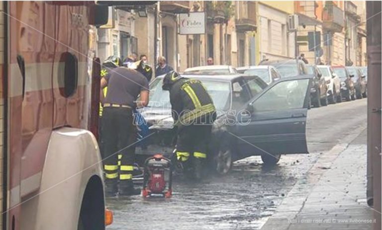 Auto in fumo in pieno giorno a Vibo, intervengono i vigili del fuoco – Video