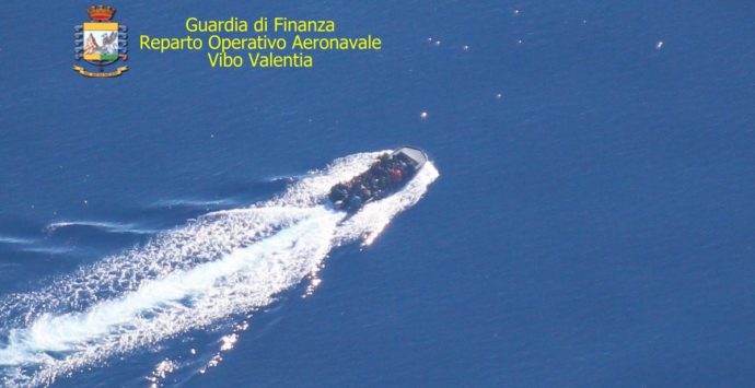 In fuga dopo aver scaricato i migranti: fermati otto scafisti – Video