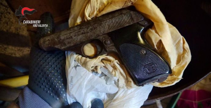 Pistola in un deposito di attrezzi agricoli, un arresto a Nicotera -Video